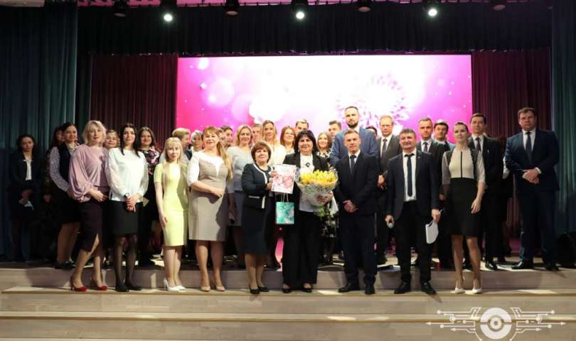 Мужской коллектив Инженерно-технологической школы № 777 поздравил женщин с Международным женским днём